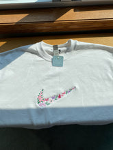 Load image into Gallery viewer, Pinks &amp; Purples Flower Crewneck
